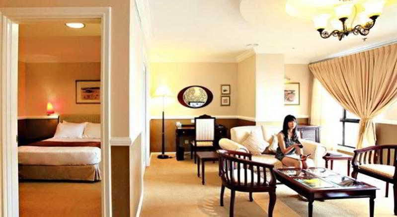 The Apartments At Merdeka Palace Hotel 쿠칭 외부 사진